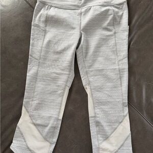 Athleta Women’s Capri Leggings Size L Gray High Rise Mesh Panel Side Pockets